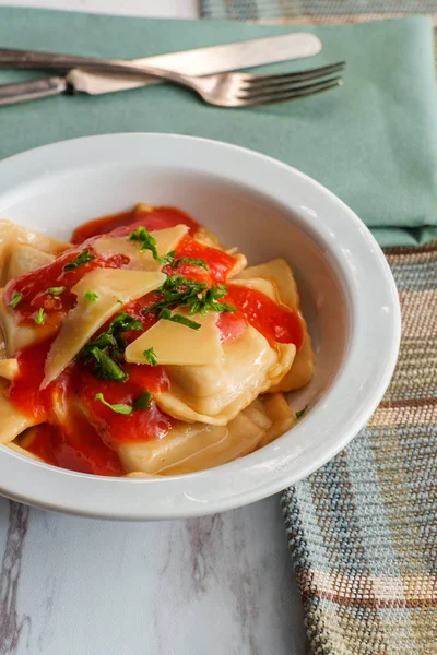 Marinara tomatsås ravioli — Stockfoto