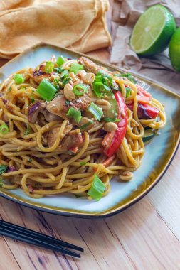 Tay Fıstık Ezmesi Lo Mein