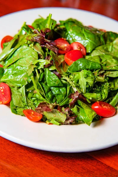 Eenvoudige Italiaanse gemengde salade — Stockfoto