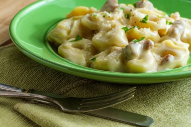 Tereyağı Parmesan Tortellini Alfredo