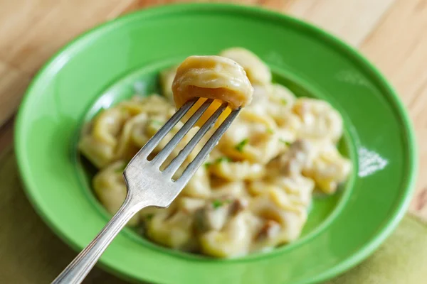 Vaj parmezán tortellini Alfredo — Stock Fotó