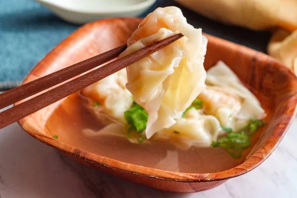 Китайський суп з креветок Вонтон — стокове фото