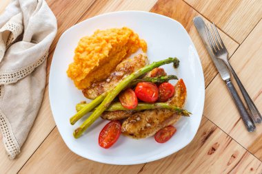 İtalyan Balsamik Tavuk Kuşkonmaz