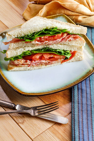 Салат из бекона и сэндвич из помидоров
