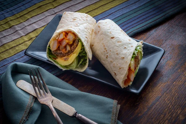 Ägg korv frukost wrap — Stockfoto