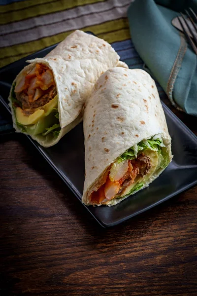 Tojás kolbász reggeli wrap — Stock Fotó