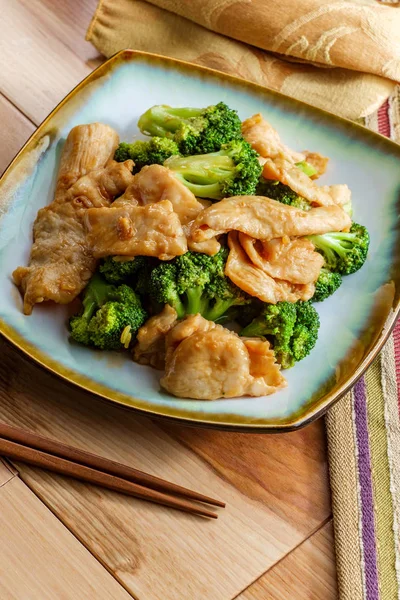 Comida China Pollo y Brócoli —  Fotos de Stock