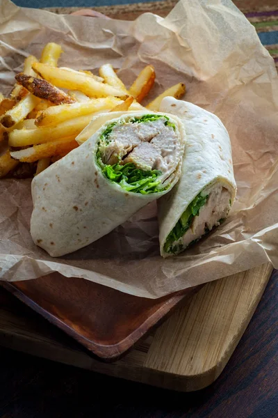 Csirke Caesar wrap szendvics — Stock Fotó