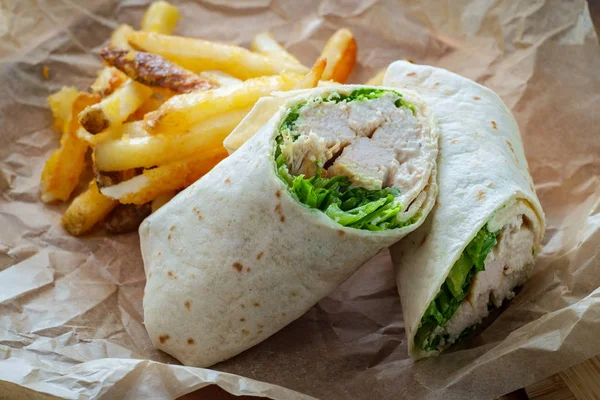 Sanduíche de frango Caesar Wrap — Fotografia de Stock