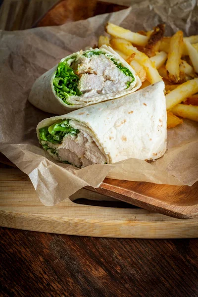 Sanduíche de frango Caesar Wrap — Fotografia de Stock