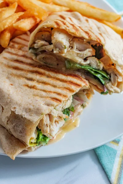 Csirke Caesar wrap szendvics — Stock Fotó