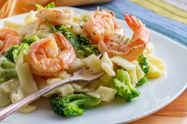 Fettuccine Alfredo Izgara Karides