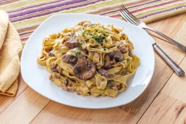 Sığır Mantar Sosis Stroganoff