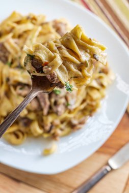 Sığır Mantar Sosis Stroganoff