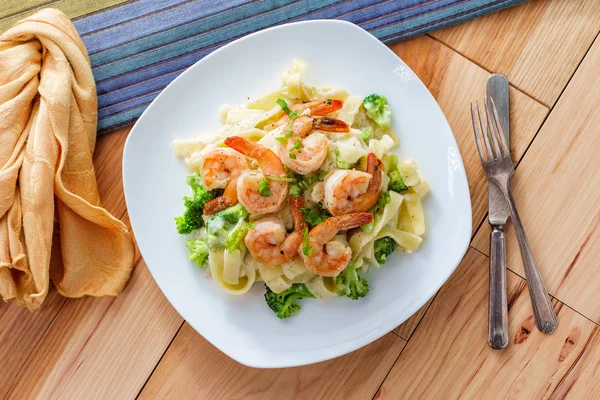 Fettuccine Alfredo Grilled Shrimp — Stock Photo, Image