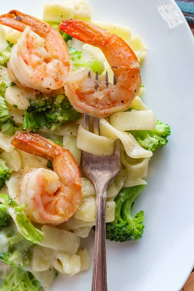 Fettuccine Alfredo gegrilde garnalen — Stockfoto