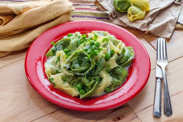 Smör parmesan tortellini Alfredo — Stockfoto