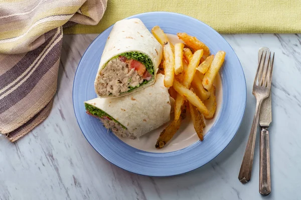Tonijnsalade wrap sandwich — Stockfoto