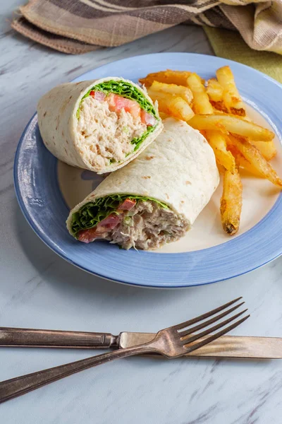 Tonhal saláta wrap szendvics — Stock Fotó