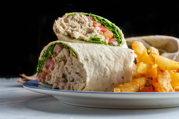 Tonijnsalade wrap sandwich — Stockfoto