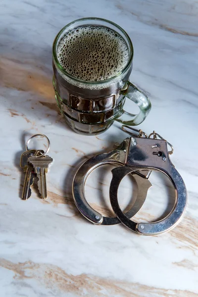 Mug Bière Avec Menottes Clés Symbolisant Arrestation Volant Ivre — Photo