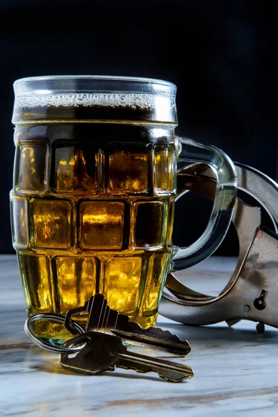 Tazza Birra Con Manette Chiavi Che Simboleggiano Arresto Guida Ubriaco — Foto Stock