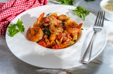 Otantik İtalyan yemeği makarna ragu alla bolonez kuyruklu karides