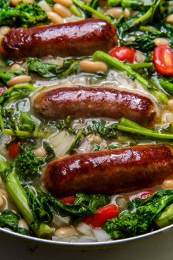 İtalyan baharatlı sosis ve brokoli hahamları pişiriyorum.