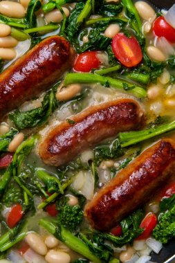 İtalyan baharatlı sosis ve brokoli hahamları pişiriyorum.