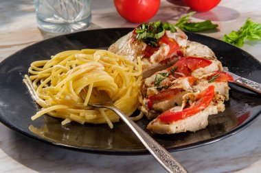 İtalyan usulü tavuk salata ve sarımsaklı spagetti.