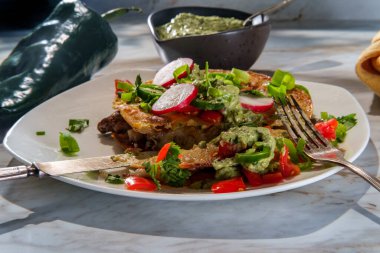 Meksika usulü sığır fileto biftek carne asada mulitas quesadillas ile taze taze poblano biber verde sosu