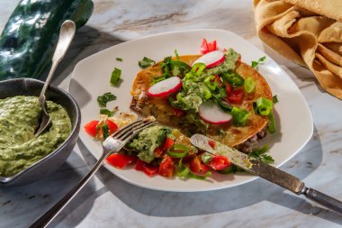 Meksika usulü sığır fileto biftek carne asada mulitas quesadillas ile taze taze poblano biber verde sosu