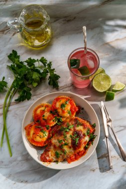 İtalyan usulü parmesanlı tavuk, İtalyan mantısı ve pembe limonata.