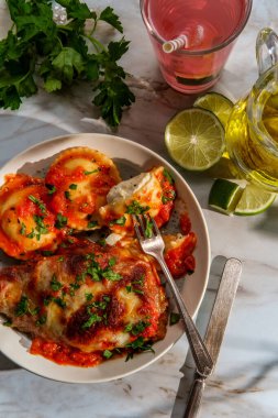 İtalyan usulü parmesanlı tavuk, İtalyan mantısı ve pembe limonata.