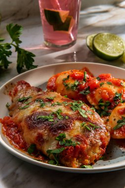 İtalyan usulü parmesanlı tavuk, İtalyan mantısı ve pembe limonata.