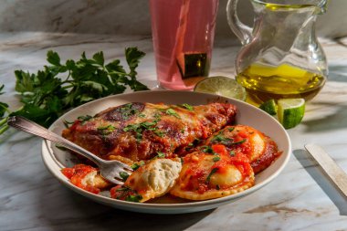 İtalyan usulü parmesanlı tavuk, İtalyan mantısı ve pembe limonata.