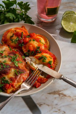 İtalyan usulü parmesanlı tavuk, İtalyan mantısı ve pembe limonata.