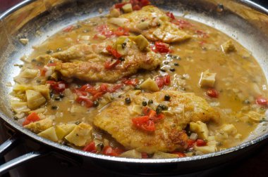 İtalyan tavuklu piccata enginar kalbi ve büyük tavada pişen kapari.