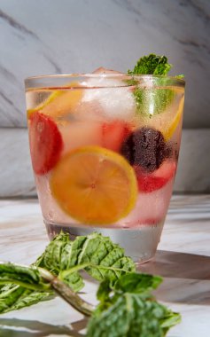 Çilekli limon ve nane aromalı vişne suyu.