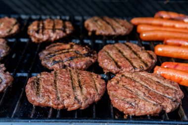 Kızarmış sosisli sandviç ve yaz barbeküsü için% 100 Angus biftekli hamburger.