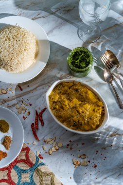 Otantik Hint bademi tavuk korma körili akşam yemeği basmati pilavı ve yeşil turşu.