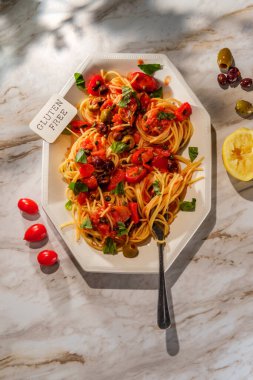 Lezzetli İtalyan spagettisi alla puttanesca Kalamata zeytinleri ve kapari ile