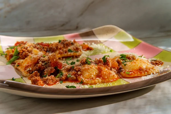 Jantar Italiano Autêntico Ravioli Ragu Alla Bolognese — Fotografia de Stock