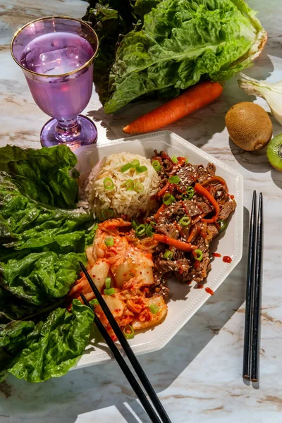 Lechuga Ternera Coreana Bulgogi Ssambap Envuelve Con Kimchi Picante Salsa — Foto de Stock
