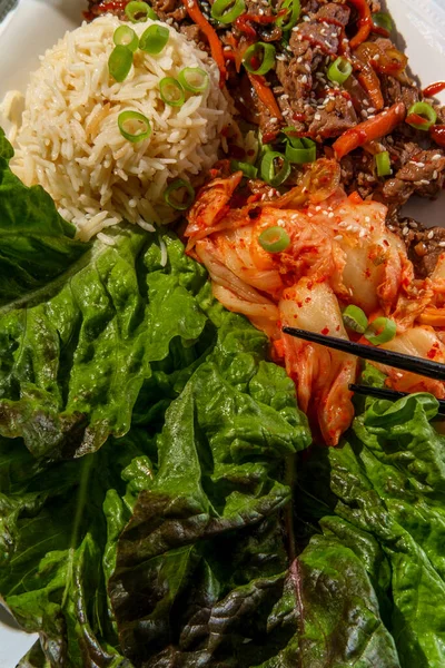 Korean Beef Bulgogi Ssambap Salatwickel Mit Würzigem Kimchi Und Gochujang — Stockfoto