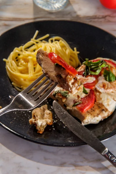 Italian Chicken Insalata Caprese Cheest Garlic Spaghetti — Stock Photo, Image