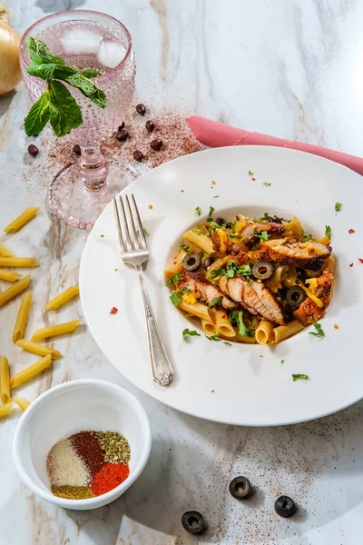 Pollo Fajita Pasta Con Pimientos Multicolores Frijoles Negros Aceitunas — Foto de Stock