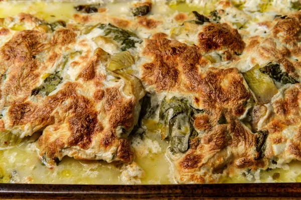 Krémes Csirke Articsóka Casserole Tál Ropogós Mozzarellával Spenóttal — Stock Fotó