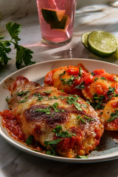 Italienisches Hühnchen Parmigiana Dinner Mit Ravioli Und Rosa Limette — Stockfoto