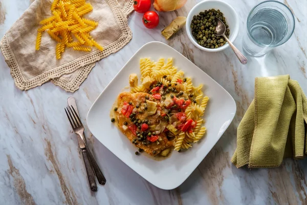 Piccata Pollo Italiano Con Corazones Alcachofa Alcaparras Servidas Con Pasta — Foto de Stock